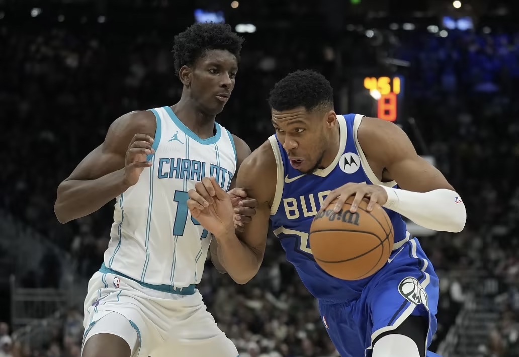 包含赛前密尔沃基雄鹿备战全明星赛，更衣室发声细节曝光，悬念犹存，资深球员宣示担当的词条